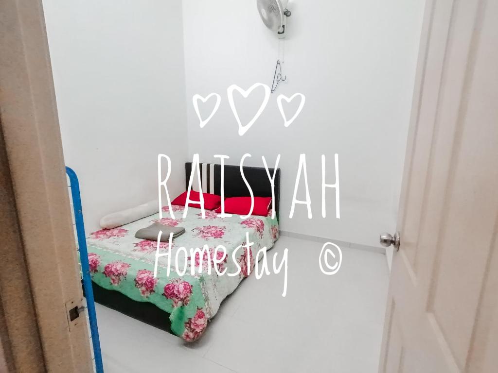 Postel nebo postele na pokoji v ubytování Raisyah Homestay, Melaka