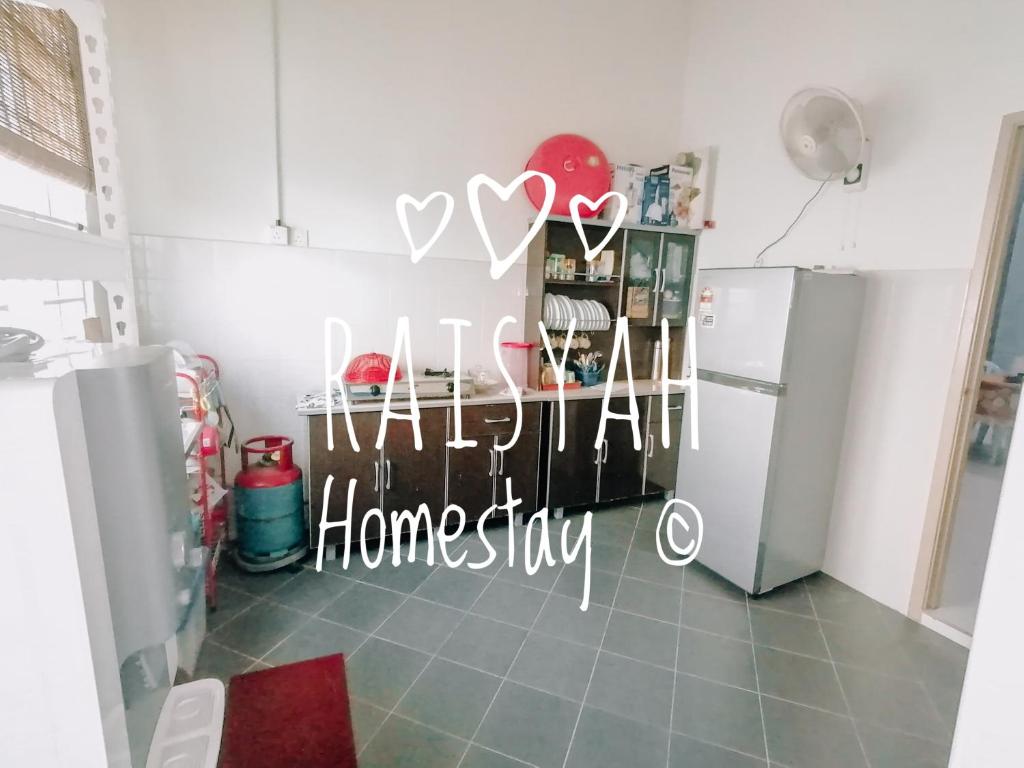 Kuchyň nebo kuchyňský kout v ubytování Raisyah Homestay, Melaka