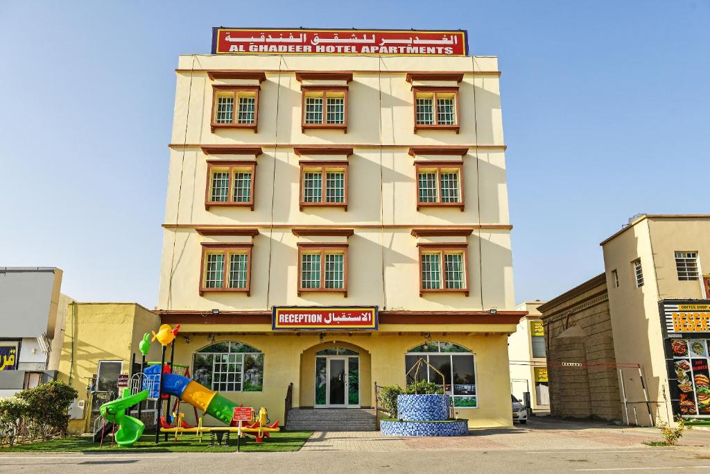 ein Gebäude mit einem Spielplatz davor in der Unterkunft OYO 139 Al Ghadeer Hotel Apartments in Barka