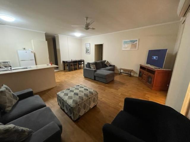 En sittgrupp på Four bedroom House on Masters South Hedland