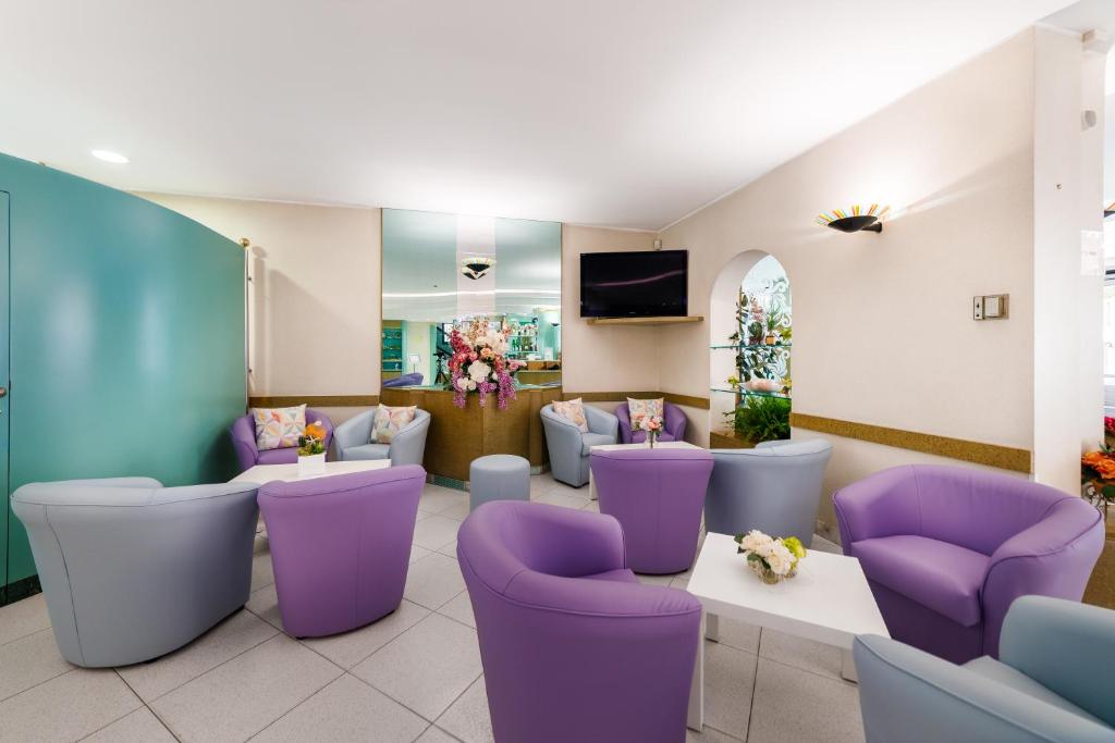 TV a/nebo společenská místnost v ubytování Hotel Ariane - BEACHFRONT, Breakfast XXL & Sea View