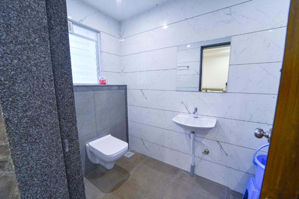 Koupelna v ubytování Hotel TrushaDham Near to Mahalaxmi Temple Kolhapur