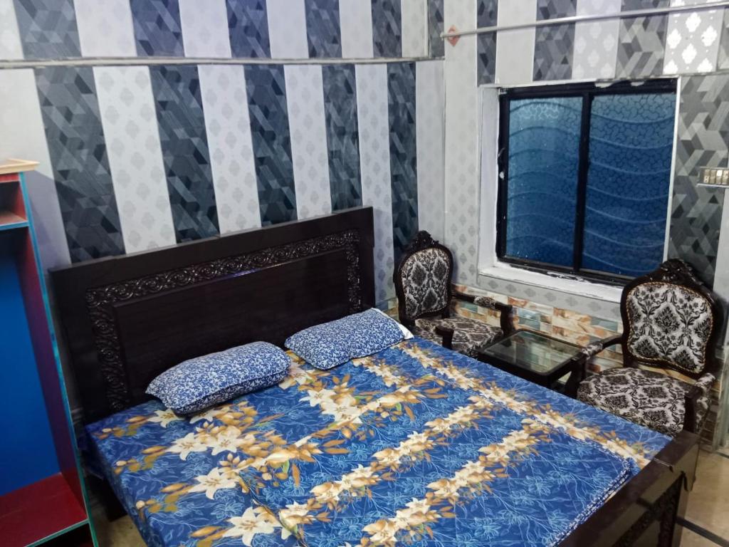 um quarto com uma cama com duas almofadas em Doha Guest House 