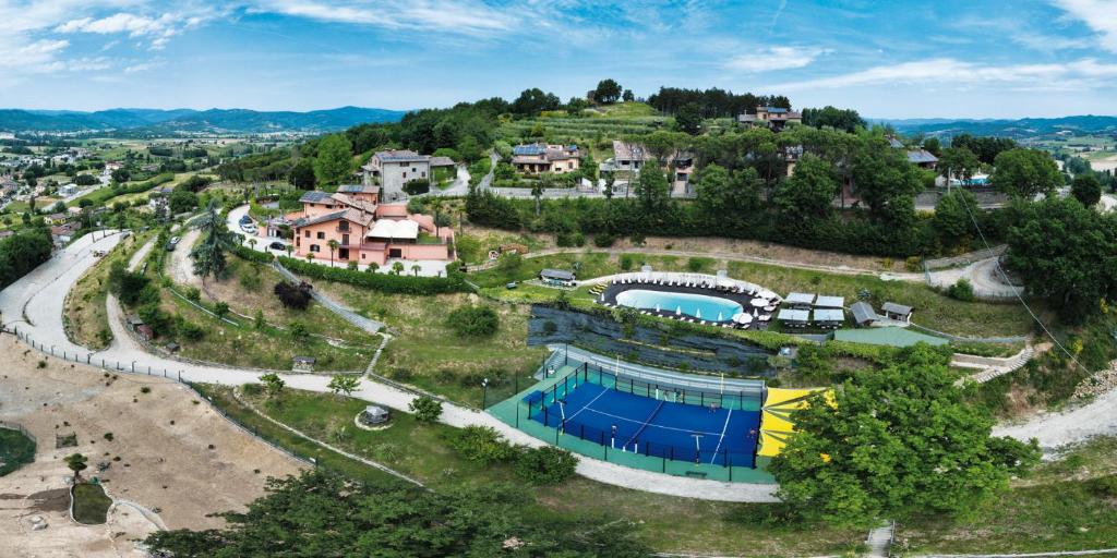 una vista aérea de una casa en una colina con piscina en Agriturismo Villa Paradiso Esotico, en Città di Castello