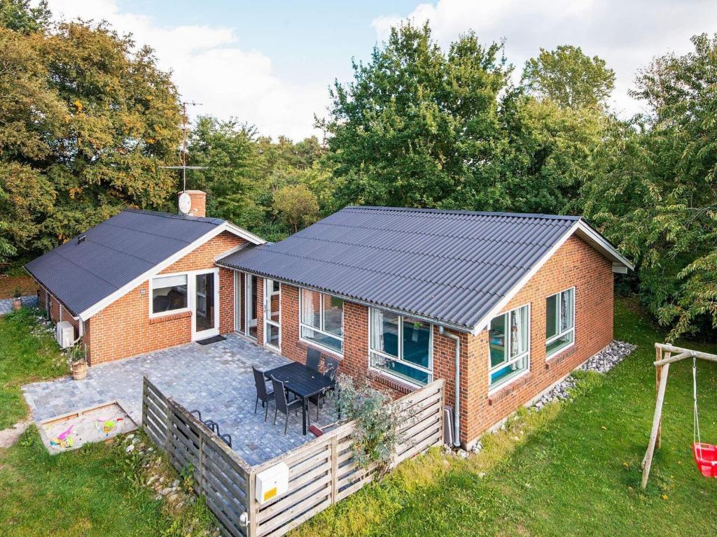 una casa con techo solar en un patio en 10 person holiday home in Glesborg, en Fjellerup Strand