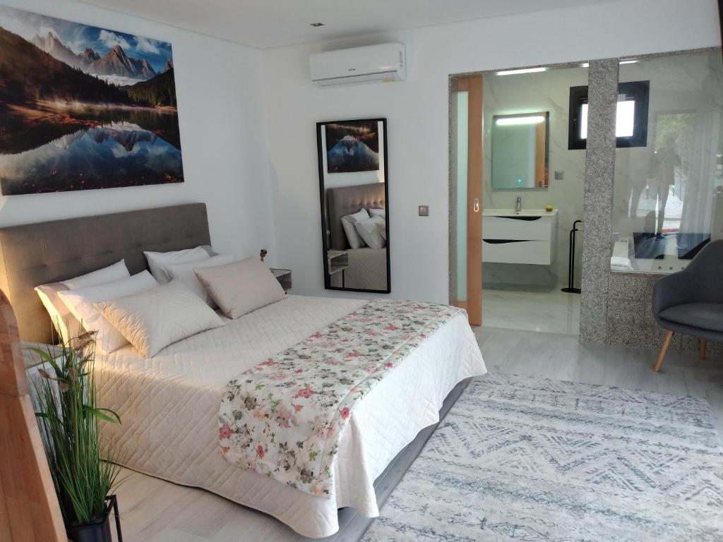 um quarto com uma cama grande e uma casa de banho em Vonando em Gerês