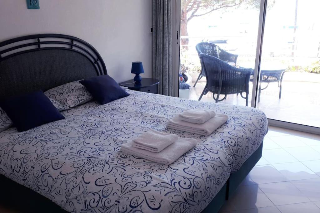 una camera da letto con un letto e due asciugamani di Bright apartment - Cannes, la Croisette a Cannes