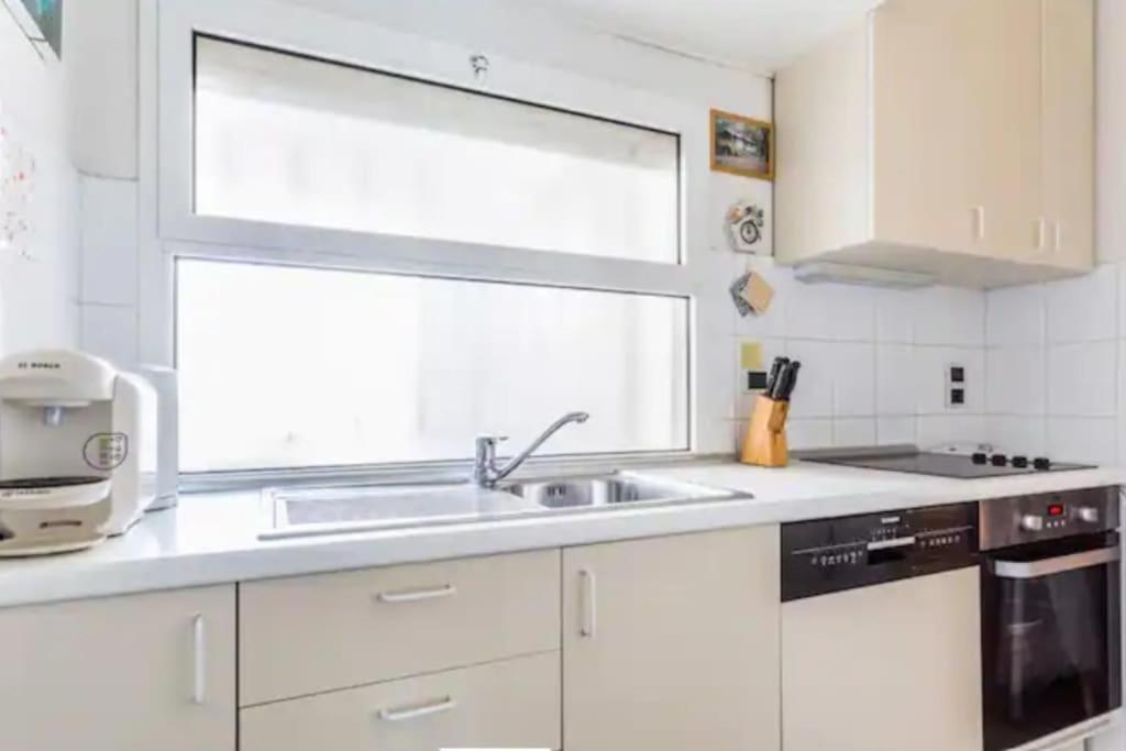 Kuchyňa alebo kuchynka v ubytovaní Bright apartment - Cannes, la Croisette