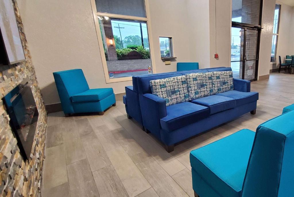 una sala de espera con sillones y sillas azules en Days Inn by Wyndham Beaumont, en Beaumont