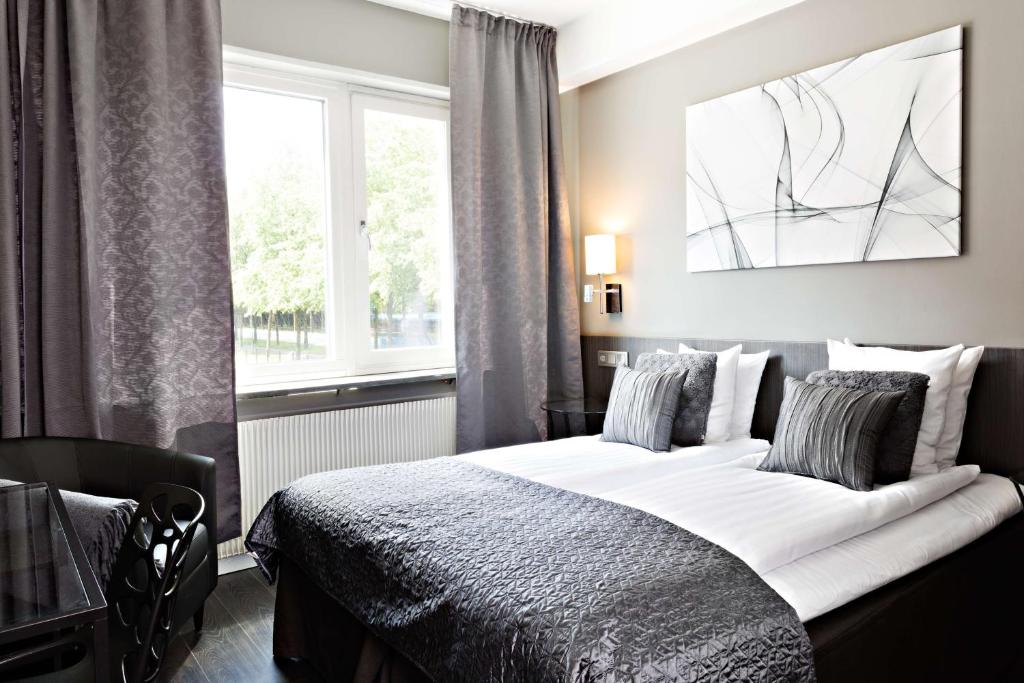 Un dormitorio con una cama grande y una ventana en Hotel Allén - Sure Hotel by Best Western Allen en Gotemburgo