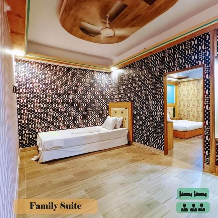 - une chambre avec 2 lits dans une pièce avec un mur dans l'établissement Hotel Oasis International, à Cox's Bazar