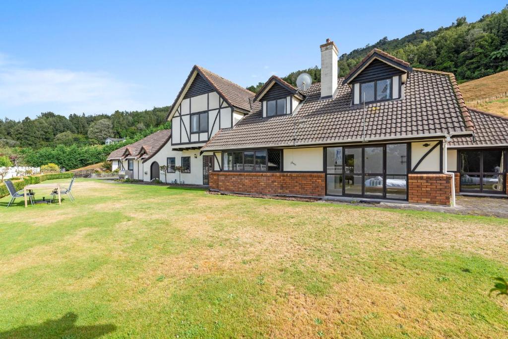 una casa con un gran patio delante de ella en skyline mountain view Lodge up to 16 people en Rotorua