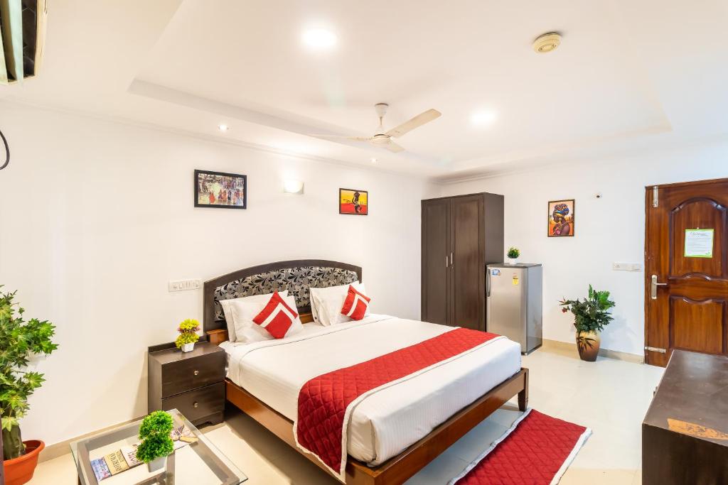 ein Schlafzimmer mit einem Bett in einem Zimmer in der Unterkunft Octave Fairmont Suites in Bangalore