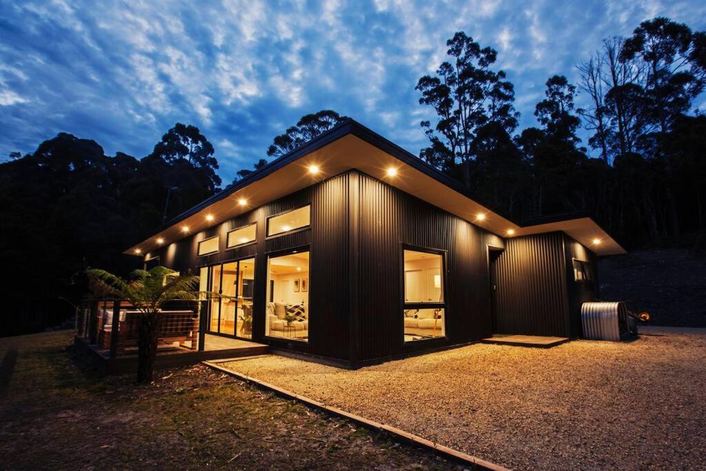 una piccola casa con luci sul lato di Bush and Beach Family Retreat ad Adventure Bay