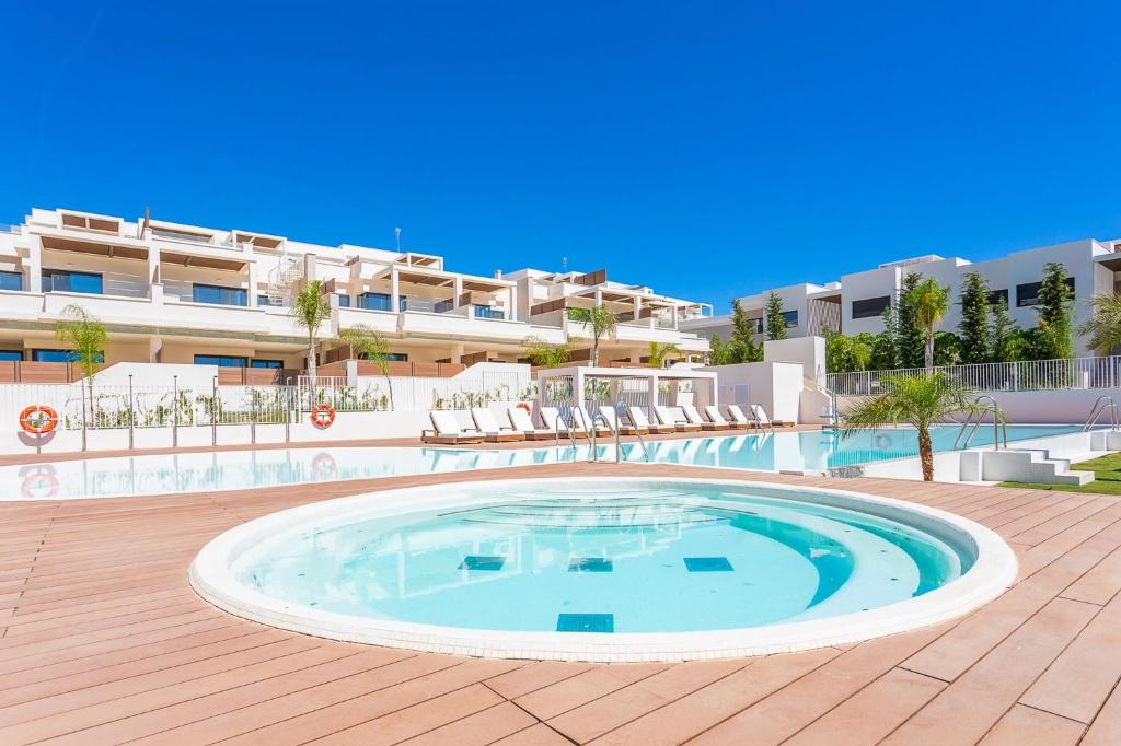 Kolam renang di atau dekat dengan Amazing luxury apartment with sea view 5 min walk to the beach in Jardinana Lotus La Cala de Mijas, Malaga