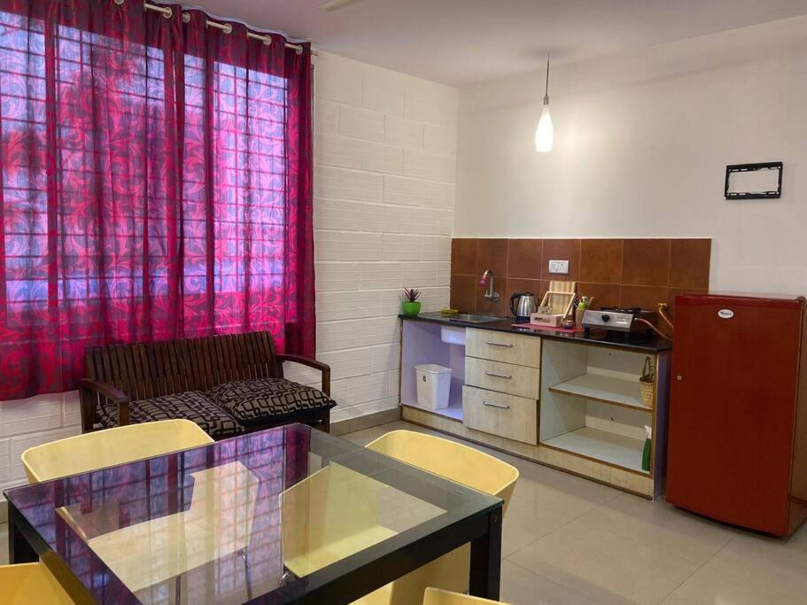 Brown cozy nook-classy 1 BHK in the heart of Mysuru - Housity