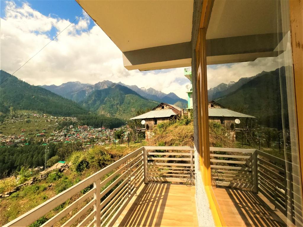 un balcone di una casa con vista sulle montagne di The View, Manali a Manāli