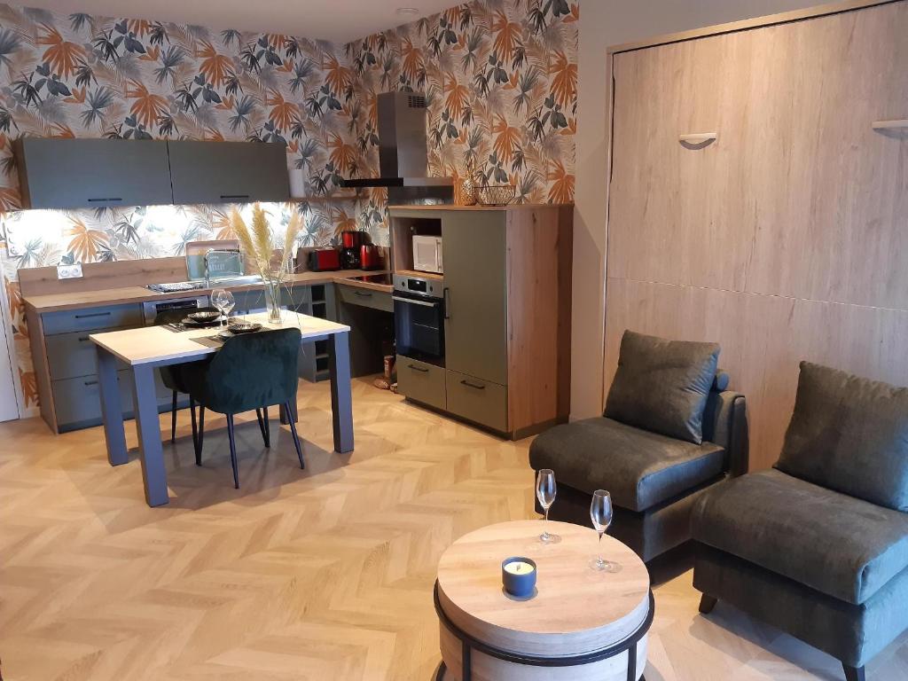 Kuchyň nebo kuchyňský kout v ubytování Gîte de la Presqu'île de Lézardrieux, adapté PMR