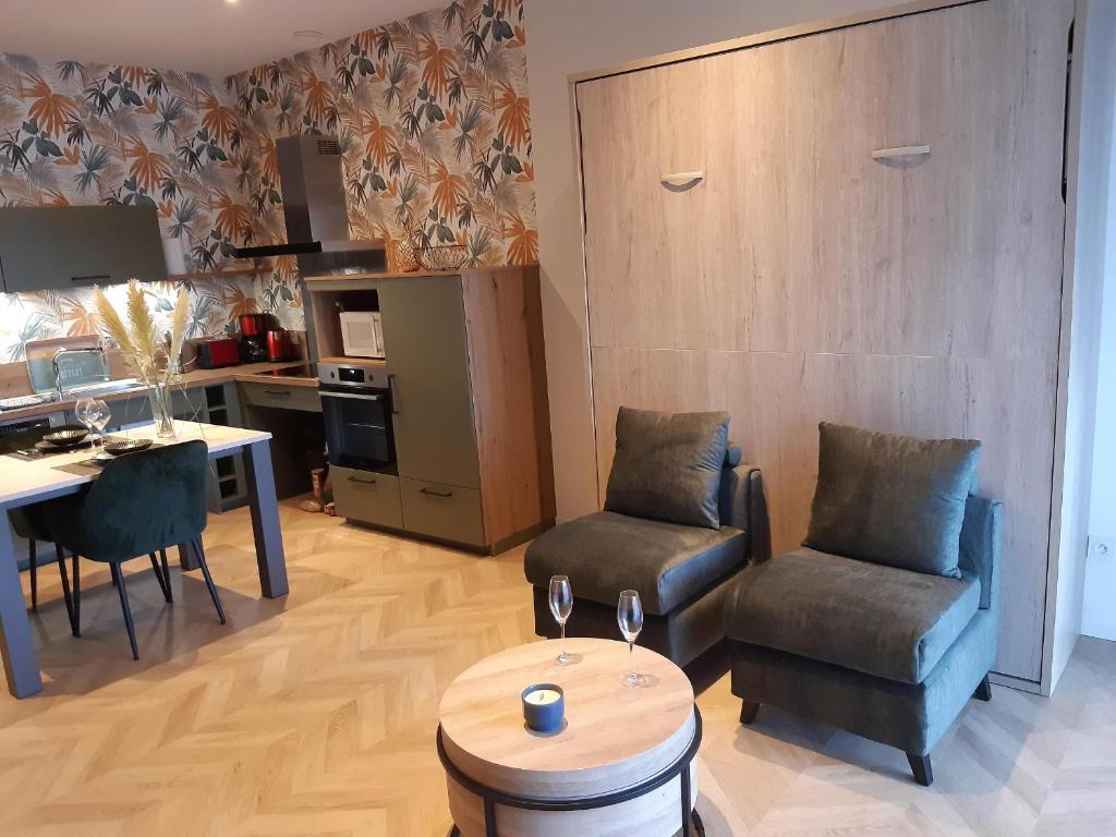 Kuchyň nebo kuchyňský kout v ubytování Gîte de la Presqu'île de Lézardrieux, adapté PMR