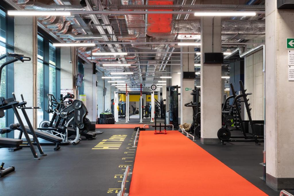 Posilňovňa alebo fitness centrum v ubytovaní Basecamp Wroclaw