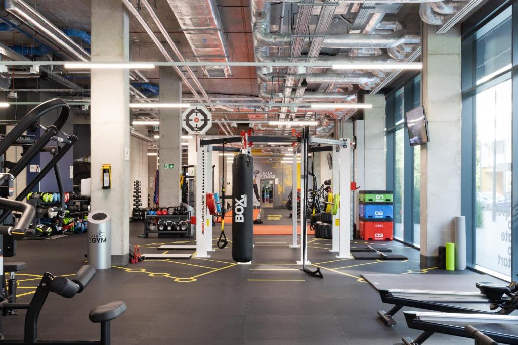 Posilňovňa alebo fitness centrum v ubytovaní Basecamp Wroclaw