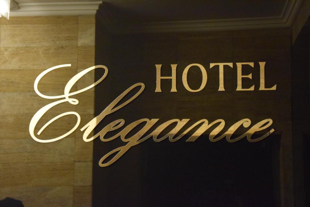 un panneau indiquant l'élégance de l'hôtel sur une porte dans l'établissement Hotel Elegance, à Sarajevo