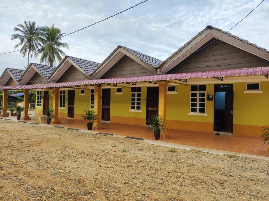 a house with yellow and brown at CTZ PAROH RIVER PARK in Jertih