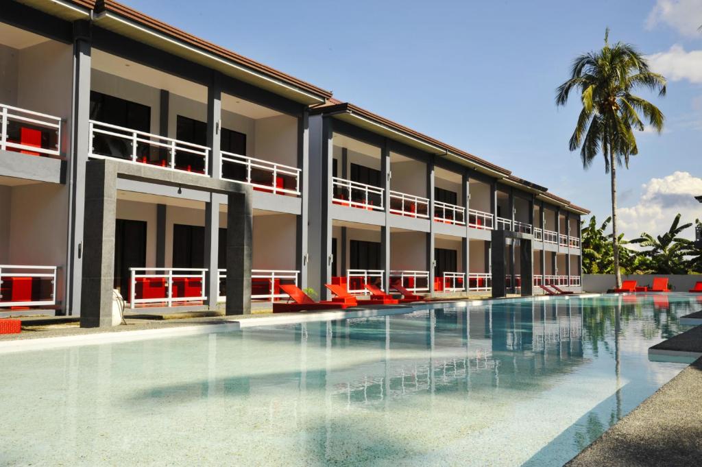 パングラオにあるANGEL'S DREAM RESIDENCEの建物の前にスイミングプールがあるホテル