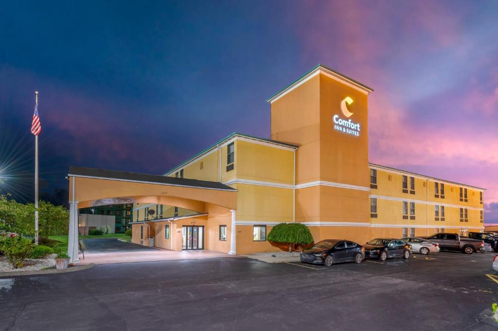 ein Hotel mit Autos auf einem Parkplatz in der Unterkunft Comfort Inn & Suites Cincinnati Eastgate in Eastgate