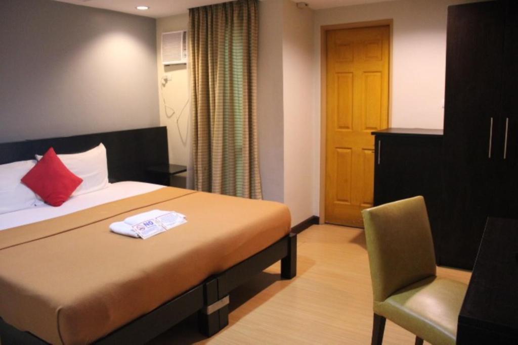 Postel nebo postele na pokoji v ubytování Festive Hotel Makati