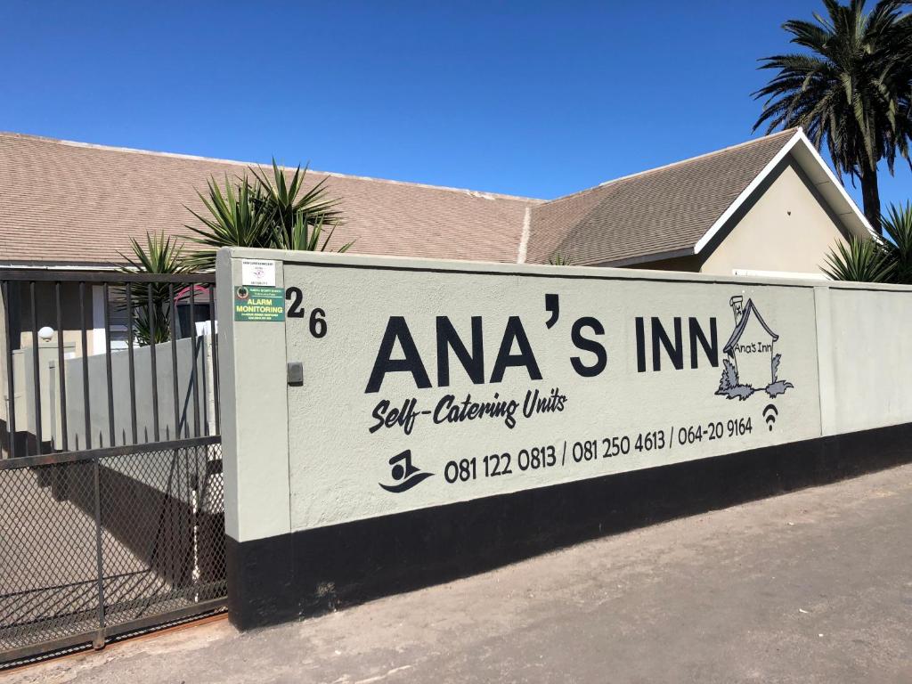 un cartello per una locanda di fronte a una casa di Anas Inn a Walvis Bay