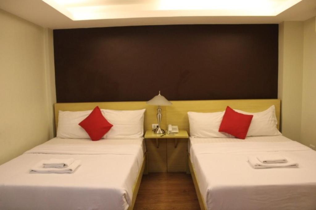 Postel nebo postele na pokoji v ubytování Festive Hotel Makati