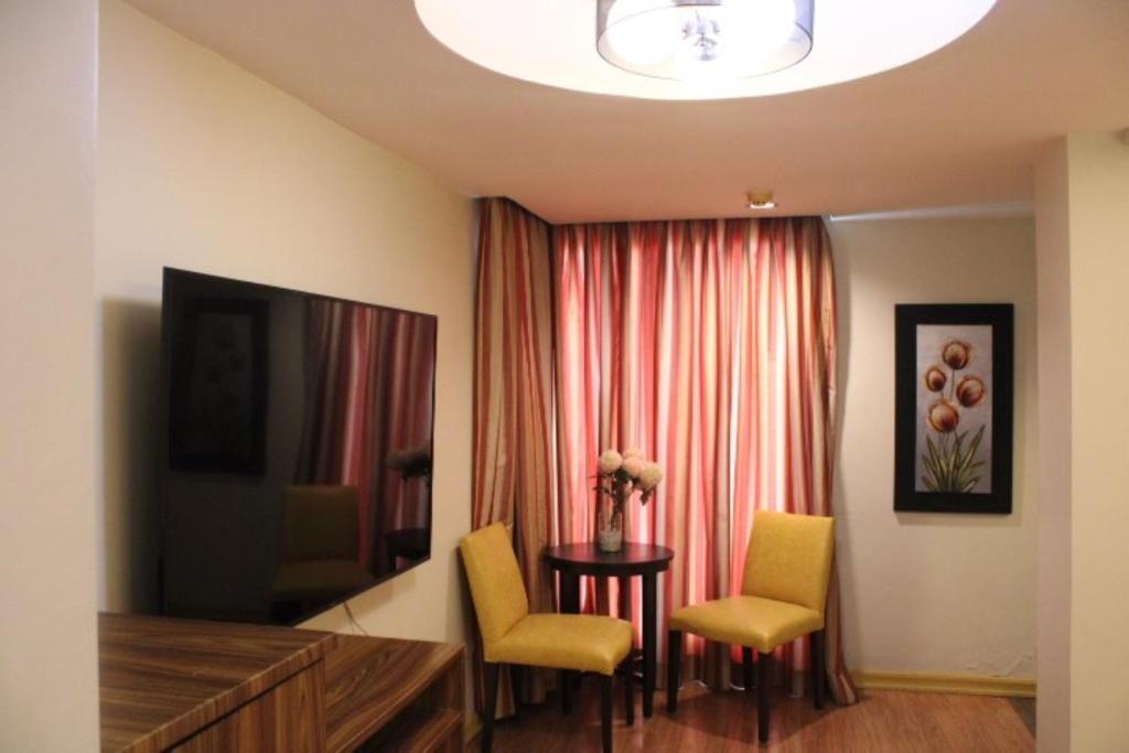 TV a/nebo společenská místnost v ubytování Festive Hotel Makati