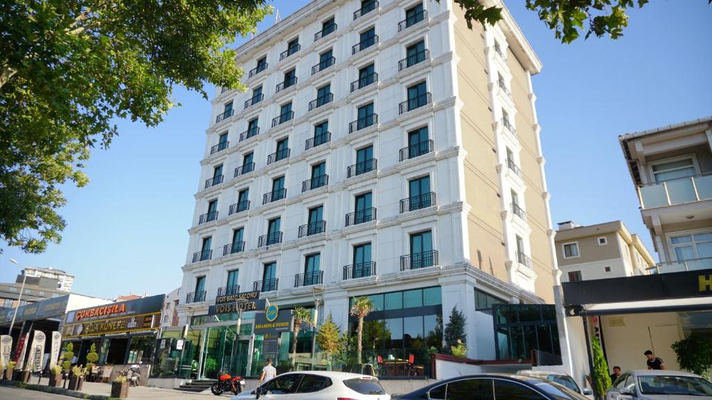 - un grand bâtiment blanc dans une rue de la ville dans l'établissement Vois Hotel Atasehir & SPA, à Istanbul