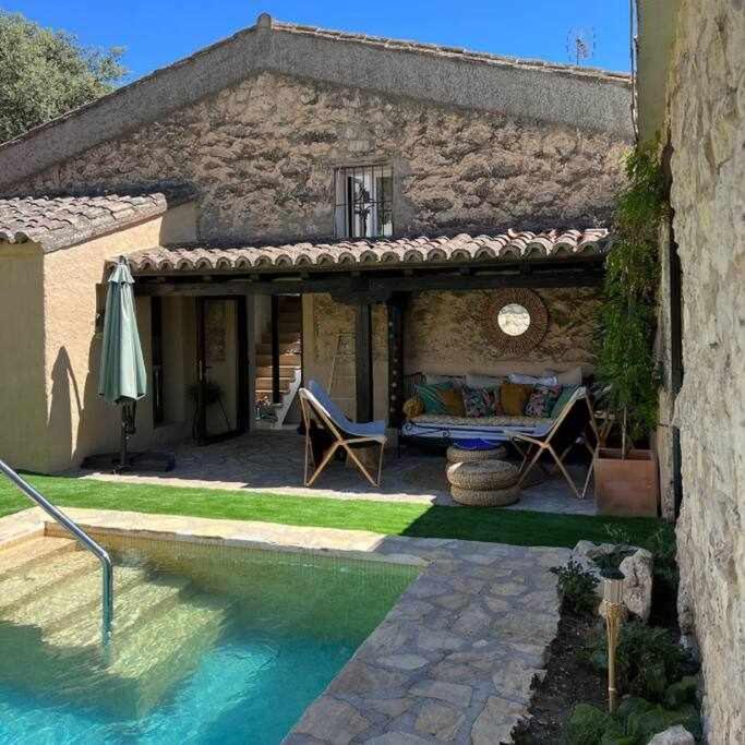Bazén v ubytování Casa rural La Casona de Monterrey nebo v jeho okolí