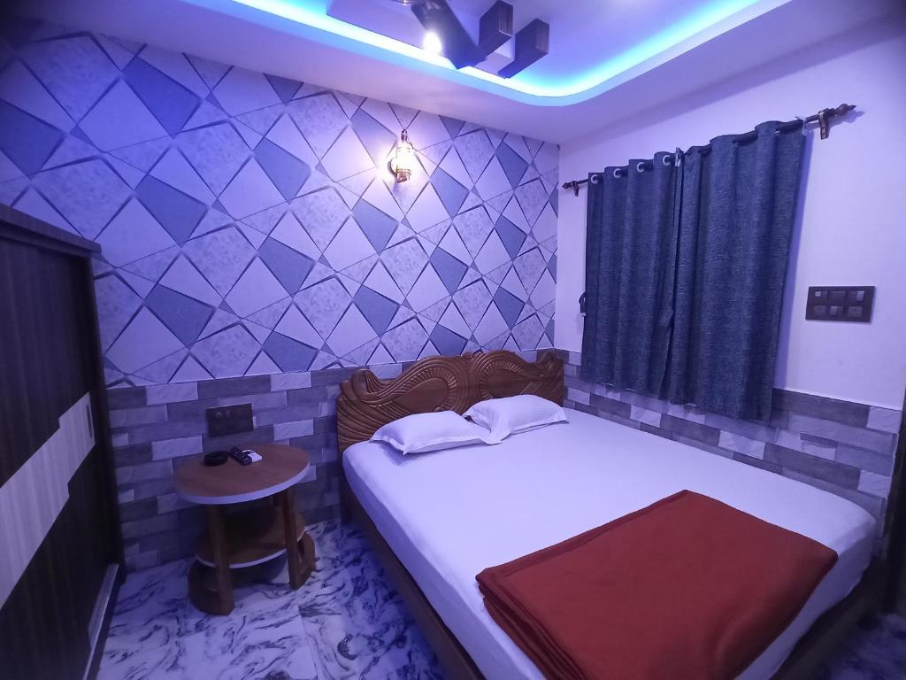 a small bedroom with a bed and a window at Richard Inn Residency in Calangute
