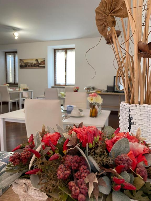 een boeket bloemen op een tafel in de woonkamer bij Il Caravaggio Guest House in Grassobbio