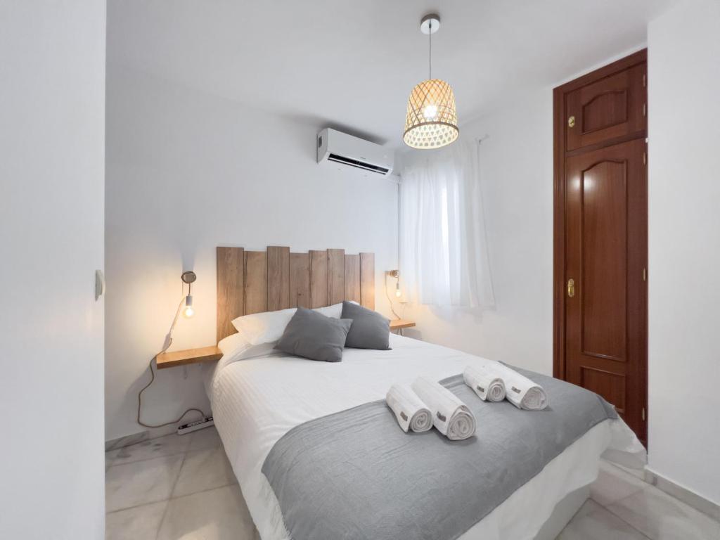 ein Schlafzimmer mit einem Bett mit zwei Handtüchern darauf in der Unterkunft 1 Mijas Apartment in Mijas