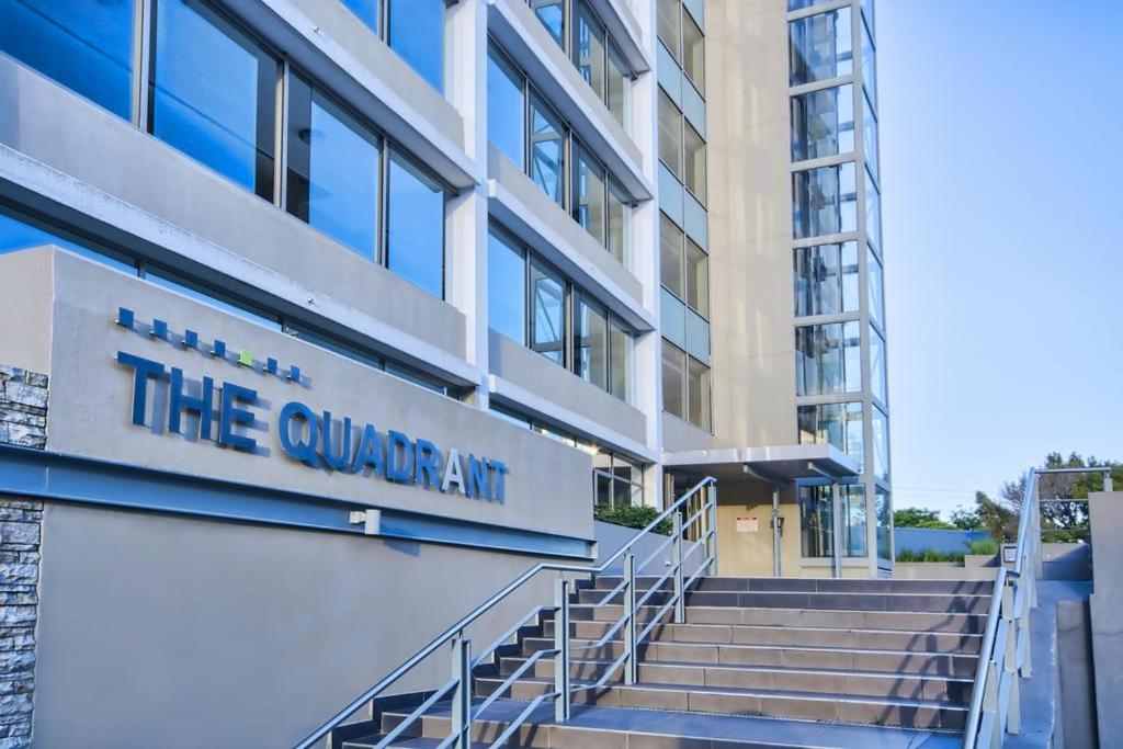 The Quadrant, G505 في كيب تاون: مبنى امام مبنى به درج
