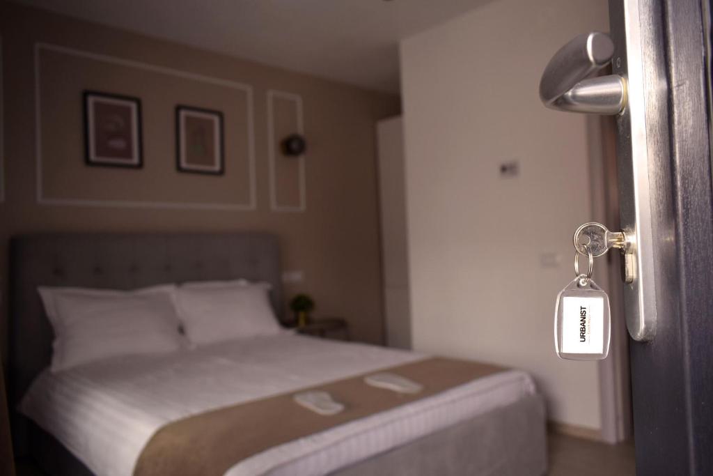 Postel nebo postele na pokoji v ubytování URBANIST Guest House