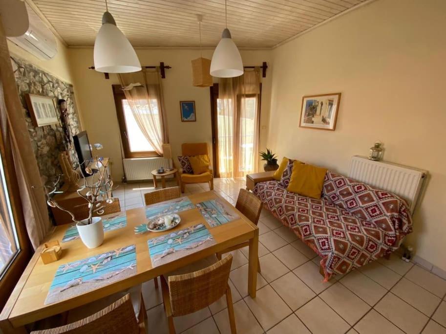 - un salon avec une table et un canapé dans l'établissement Sofia's Apartment, à Skiathos Chora