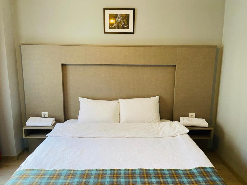 アンカラにある06ev Rental Houseのベッドルーム(白いシーツを使用した大型ベッド1台付)
