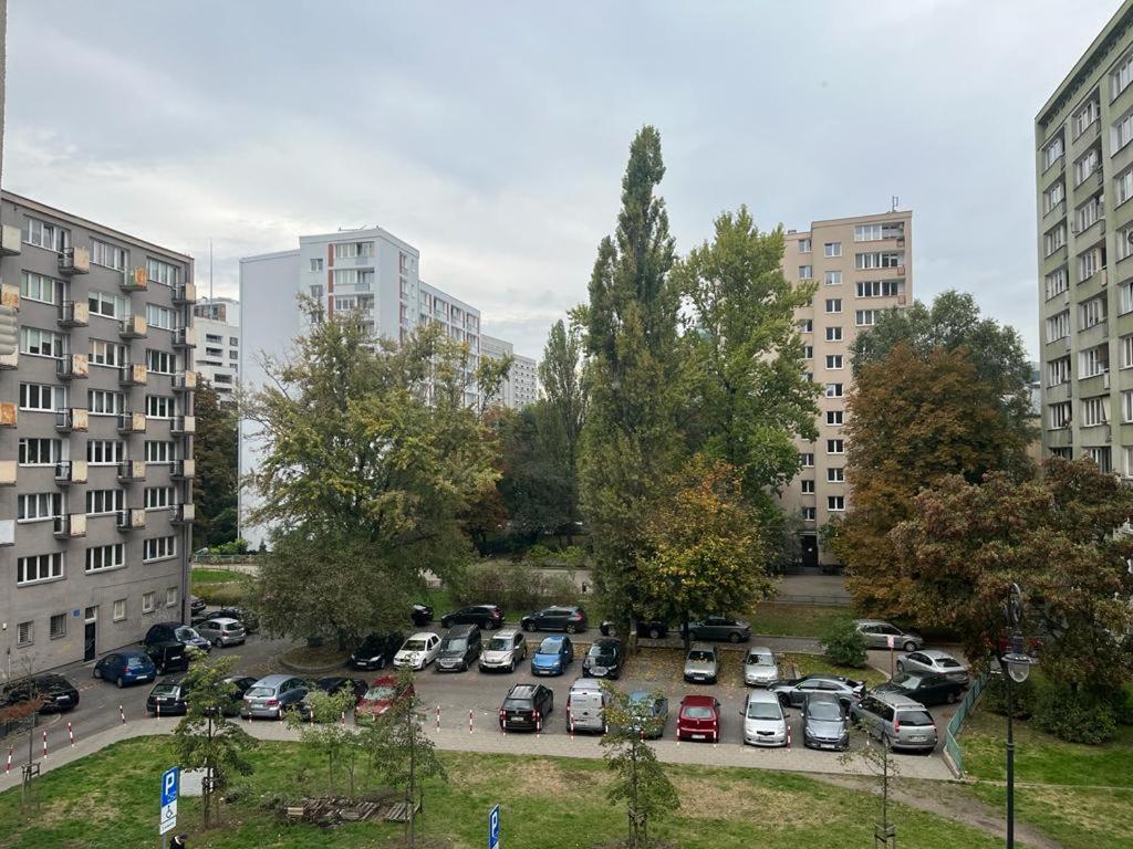 un estacionamiento con autos estacionados en una ciudad en Przytulnie w samym centrum Warszawy, en Varsovia