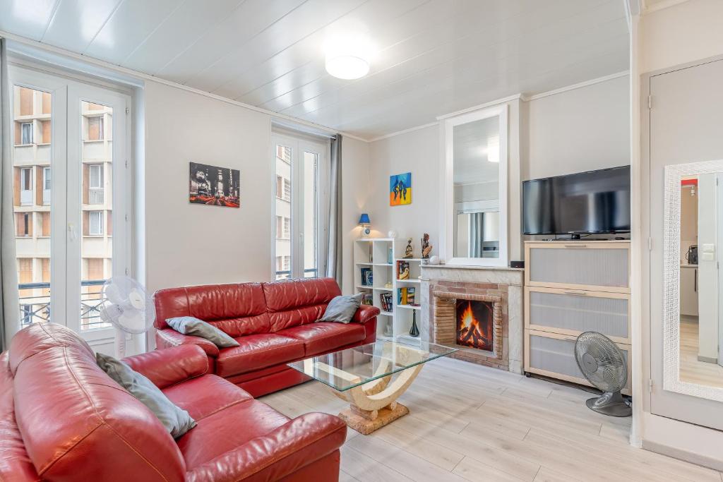 - un salon avec un canapé rouge et une cheminée dans l'établissement superbe Loft T2 13005, à Marseille