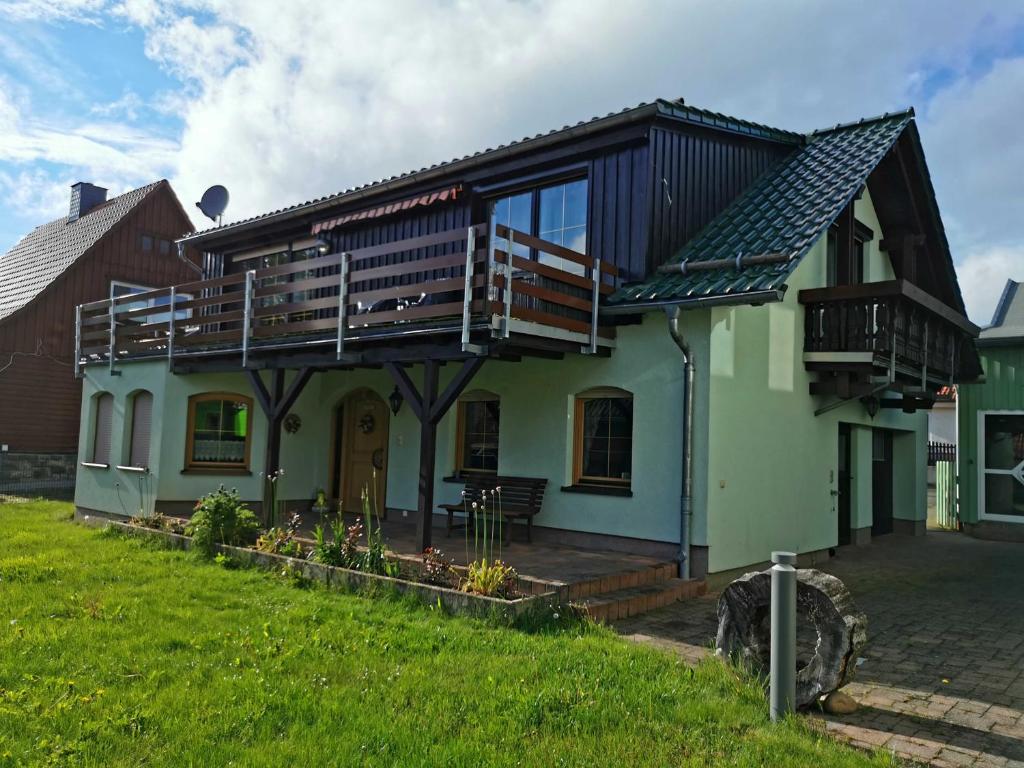 uma casa com uma varanda em cima em Ferienhaus Döring em Hasselfelde