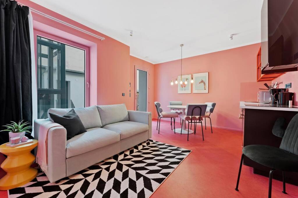 ein Wohnzimmer mit einem Sofa und einem Tisch in der Unterkunft Crazy 44sqm 3room maisonette apt Near center in Berlin