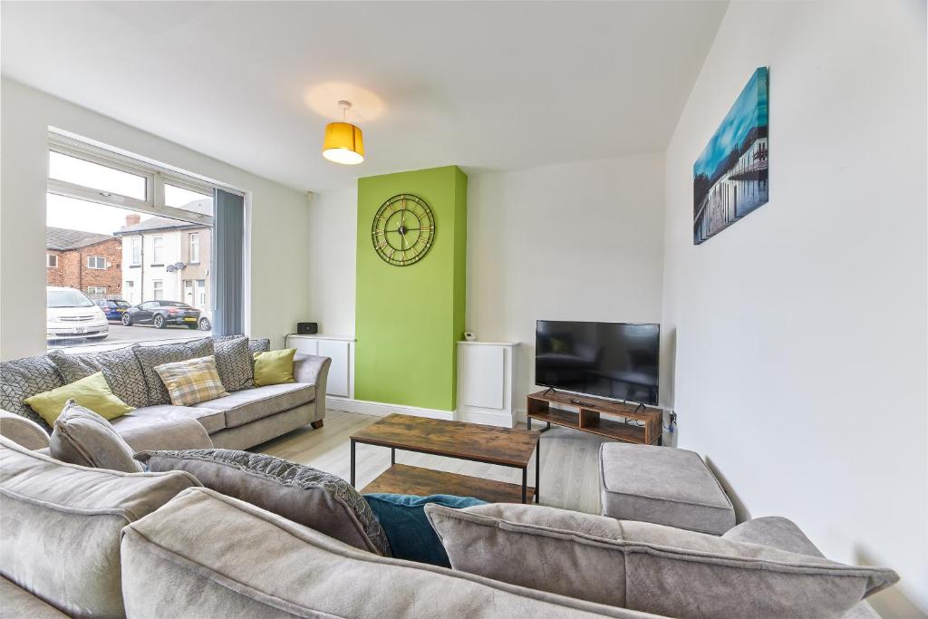 a living room with couches and a tv at Maddison House, Beautiful new renovated 5bed house in Blythe