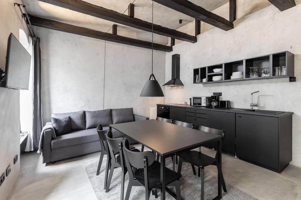 ein Wohnzimmer mit einem Tisch und einem Sofa in der Unterkunft Black White 44sqm 2room maisonette apt near center in Berlin