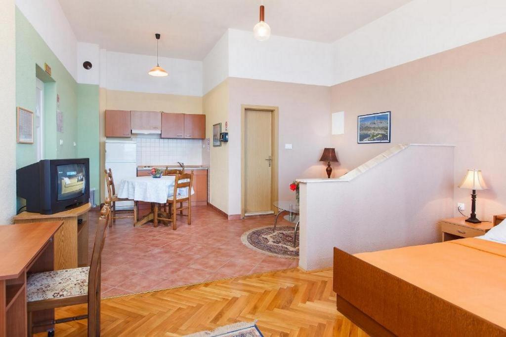 Kuchyň nebo kuchyňský kout v ubytování Summerheaven Apartments