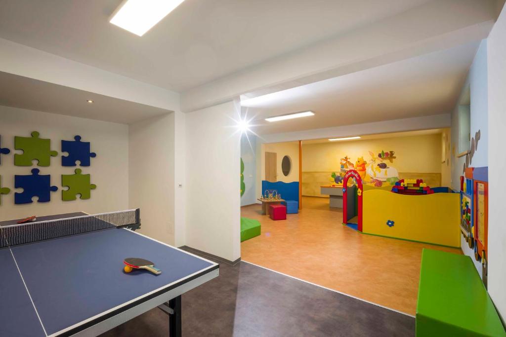 a room with a table and a playroom with a play room at Appartements Schedererhaus in Going am Wilden Kaiser